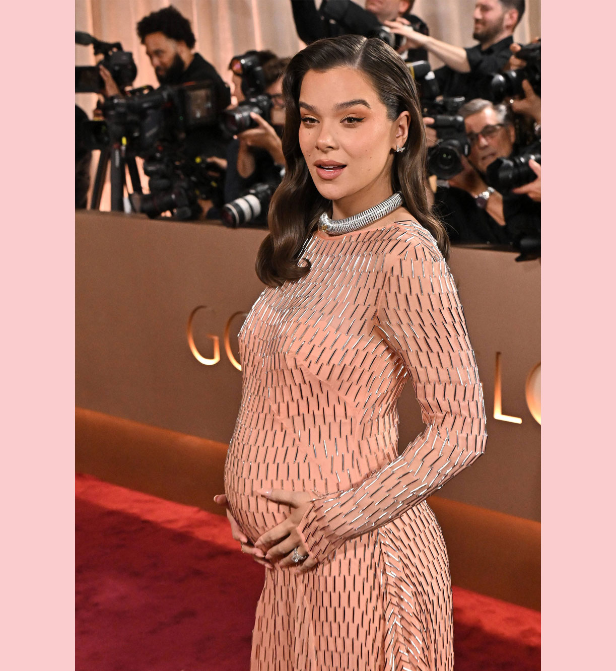 Hailee Steinfeld debuts baby bump
